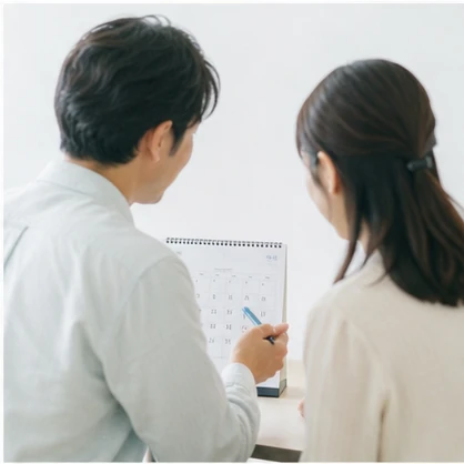 カレンダーで工事日を調整する様子
