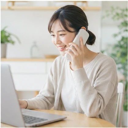電話で問い合わせる様子