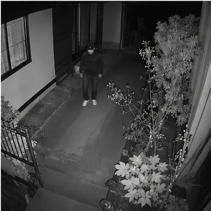 夜間でも人物を鮮明に捉える暗視カメラ映像